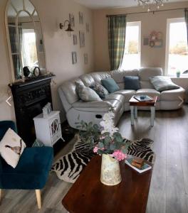 een woonkamer met een bank en een tafel bij The Hen House in Carrick on Shannon