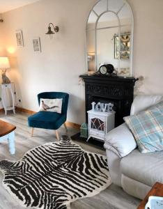 uma sala de estar com um tapete de zebra e uma cadeira em The Hen House em Carrick on Shannon