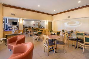 a restaurant with tables and chairs in a room at Econo Lodge in Hendersonville