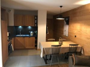 O bucătărie sau chicinetă la Luxury 2 Bedroom Apartment with view of Mont Blanc
