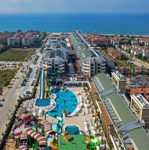 una vista aérea de un complejo con un parque de atracciones en Crystal Waterworld Resort & Spa - Ultimate All Inclusive, en Belek
