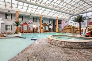 uma grande piscina interior num hotel em Comfort Inn Splash Harbor em Bellville