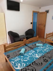 ein Schlafzimmer mit einem großen Bett und einem Sofa in der Unterkunft Guest House Zuzana in Habovka