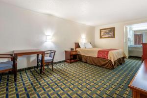 Cama o camas de una habitación en Rodeway Inn Hilliard/Columbus