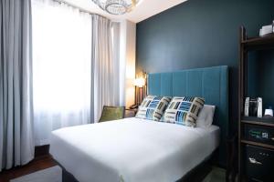 En eller flere senge i et værelse på The Esquire Hotel Downtown Gastonia, Ascend Hotel Collection