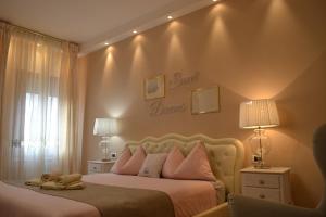 a bedroom with two beds with the words sweet home on the wall at SAN MARCO3 Apartment in Venice