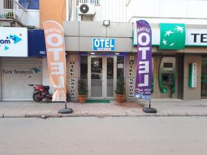 un magasin avec des panneaux sur le côté d'une rue dans l'établissement SAYDAM OTEL, à Seyhan