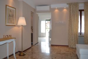 a living room with a white couch and a lamp at SAN MARCO3 Apartment in Venice