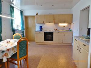 Kuchyň nebo kuchyňský kout v ubytování Ferienwohnung Flöhatalblick + 37 fotografií
