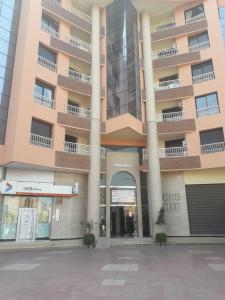 马拉喀什Studio Salmiya Dune的前面有柱子的大建筑