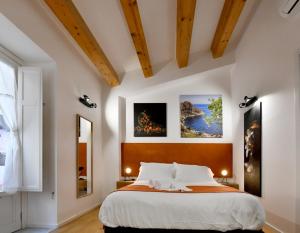 Postel nebo postele na pokoji v ubytování Ballarooms B&B Palermo Centro