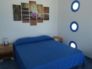 Un pat sau paturi într-o cameră la Riflesso sul mare