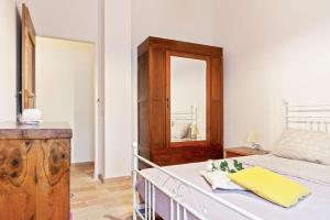 A bed or beds in a room at Il Casale degli Allori a 20 minuti dalla Riviera del Conero