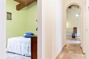 A bed or beds in a room at Il Casale degli Allori a 20 minuti dalla Riviera del Conero