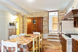 A kitchen or kitchenette at Il Casale degli Allori a 20 minuti dalla Riviera del Conero Még 33 kép