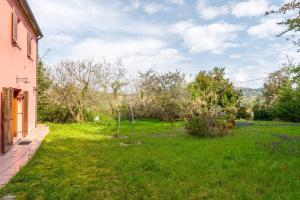 A garden outside Il Casale degli Allori a 20 minuti dalla Riviera del Conero
