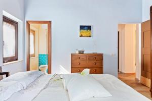 A bed or beds in a room at Il Casale degli Allori a 20 minuti dalla Riviera del Conero