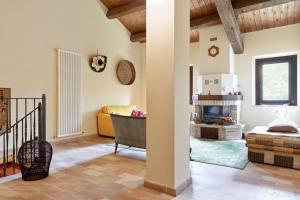 A bed or beds in a room at Il Casale degli Allori a 20 minuti dalla Riviera del Conero