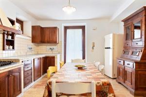 A kitchen or kitchenette at Il Casale degli Allori a 20 minuti dalla Riviera del Conero