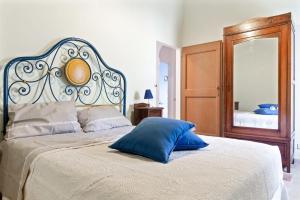 A bed or beds in a room at Il Casale degli Allori a 20 minuti dalla Riviera del Conero