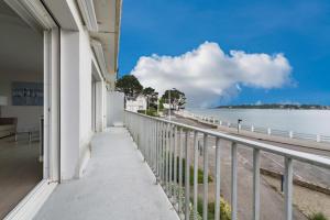 a balcony of a building with a view of the beach at Appartement vue mer in Bénodet