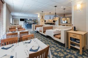 Un restaurant u otro lugar para comer en Holiday Inn South Kingstown-Newport Area, an IHG Hotel