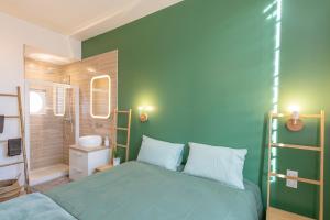 a green bedroom with a bed and a shower at LE CARPE DIEM in Tours