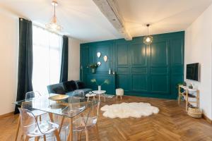 a living room with a glass table and a couch at LE CARPE DIEM in Tours