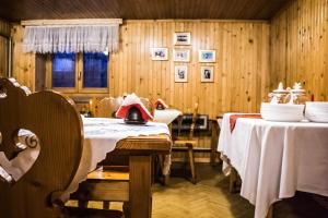 jadalnia z dwoma stołami z białą tkaniną w obiekcie Willa Asta & Domek Pod Tatrami w Zakopanem +37 zdjęć