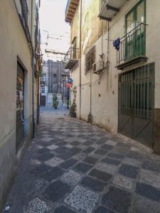 eine leere Straße in einer Gasse zwischen zwei Gebäuden in der Unterkunft Ballarooms B&B Palermo Centro in Palermo