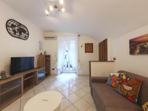 A television and/or entertainment centre at FraBa Apartment