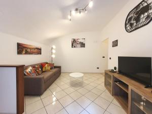 Il comprend un salon doté d'un canapé et d'une télévision à écran plat. dans l'établissement FraBa Apartment, à Naples