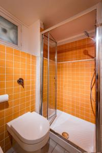 カステッランマーレ・デル・ゴルフォにあるVeranda sul Porticcioloのバスルーム(トイレ、シャワー付)