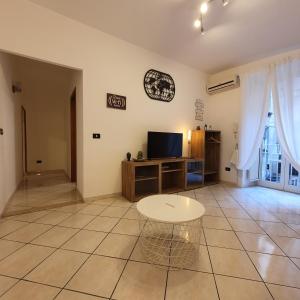 A television and/or entertainment centre at FraBa Apartment