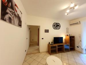 A television and/or entertainment centre at FraBa Apartment