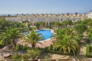 Bazén v ubytovaní Apartamento primera línea de playa Isla Cristina Urbanización Zarati alebo v jeho blízkosti
