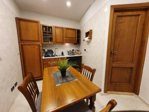 A kitchen or kitchenette at FraBa Apartment