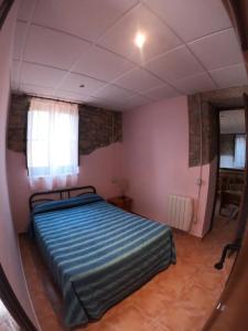 een slaapkamer met een groot bed in een kamer bij xalet l’avella 2 in Catí