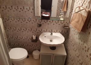 Een badkamer bij 6 pax Glyfada 2floor apartment