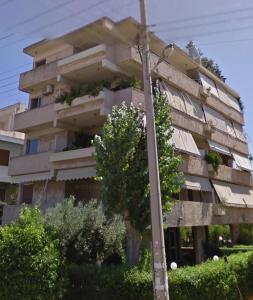 een hoog gebouw met een straatlicht ervoor bij 6 pax Glyfada 2floor apartment in Athene
