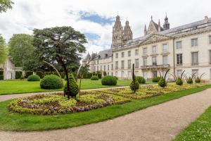 a garden in front of a large building at LE CARPE DIEM in Tours