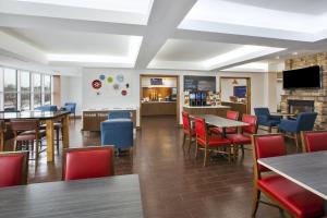 A restaurant or other place to eat at Holiday Inn Express Hotel & Suites Auburn Hills, an IHG Hotel