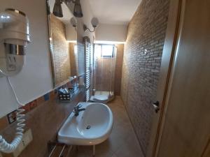 een badkamer met een wastafel en een toilet bij Agriturismo Passo dei Briganti in Agrigento