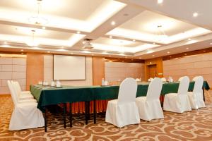 une salle de conférence avec une table verte et des chaises blanches dans l'établissement Holiday Inn Shanghai Pudong, an IHG Hotel, à Shanghai