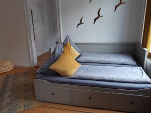 una cama con almohadas en una habitación en Patio 4, en Bremen