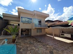 eine Villa mit einem Pool und einem Haus in der Unterkunft Casa de temporada in São João Batista do Glória