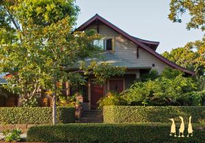 une maison avec trois statues de chats devant elle dans l'établissement The 3 Dux, à Santa Barbara