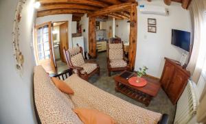 a living room with a couch and a table at Aldea Termal in Copahue