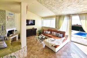 Imagen de la galería de *****Pool house with beautiful seaview,big garden and old tavern*****, en Rijeka