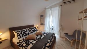 A bed or beds in a room at FraBa Apartment